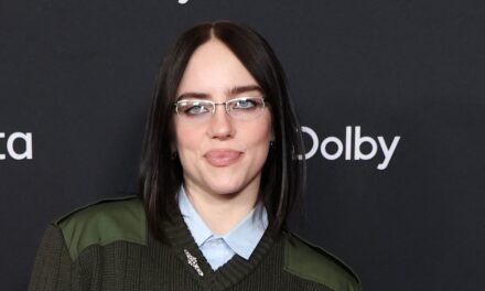 Billie Eilish, 23 ans, pose pour une photo rare avec les parents avec qui elle vit dans une petite maison de Los Angeles