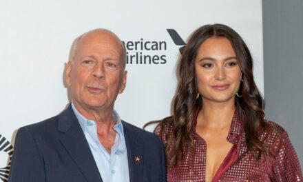 Emma Heming, l&rsquo;épouse de Bruce Willis, partage un hommage émouvant pour marquer cette journée marquante