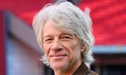 Le salaire surprenant de Jon Bon Jovi pour son premier emploi à 18 ans incite les fans à dire la même chose