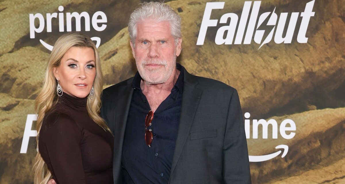 La star de Hellboy, Ron Perlman, 75 ans, et sa femme Allison Dunbar, 52 ans, volent la vedette lors d&rsquo;une rare apparition sur le tapis rouge