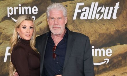 La star de Hellboy, Ron Perlman, 75 ans, et sa femme Allison Dunbar, 52 ans, volent la vedette lors d&rsquo;une rare apparition sur le tapis rouge