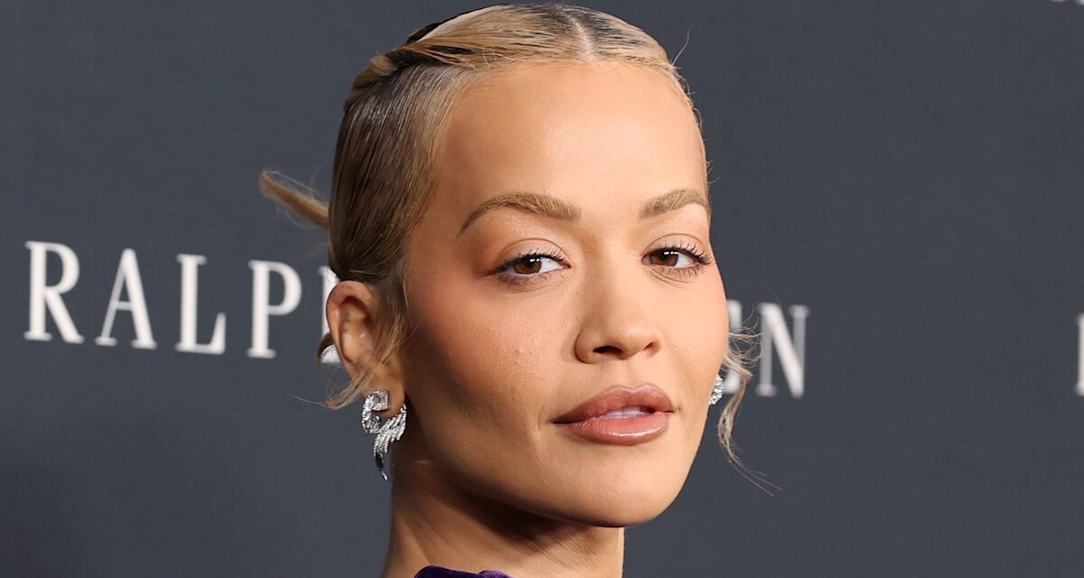 Rita Ora enfile sa robe la plus plongeante à ce jour pour une somptueuse occasion sur le tapis rouge