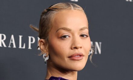 Rita Ora enfile sa robe la plus plongeante à ce jour pour une somptueuse occasion sur le tapis rouge