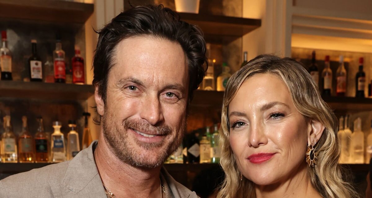 Oliver Hudson taquine sa sœur Kate pour son style lors de la première avec Goldie Hawn et Kurt Russell : « Ce n&rsquo;est pas juste pour moi »
