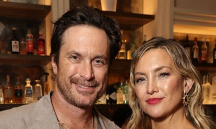 Oliver Hudson taquine sa sœur Kate pour son style lors de la première avec Goldie Hawn et Kurt Russell : « Ce n&rsquo;est pas juste pour moi »