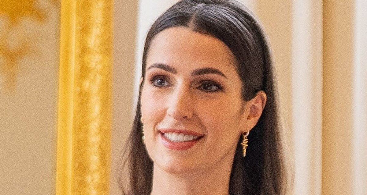 La princesse Rajwa présente des boucles caramel brillantes après une apparition dans un portrait de famille