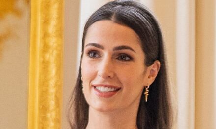 La princesse Rajwa présente des boucles caramel brillantes après une apparition dans un portrait de famille