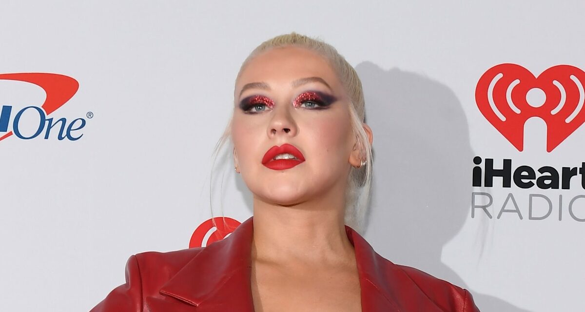 Christina Aguilera sort en short bordeaux avant son 45e anniversaire