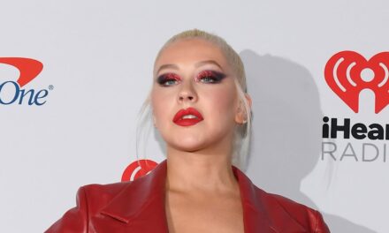 Christina Aguilera sort en short bordeaux avant son 45e anniversaire