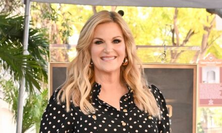 Trisha Yearwood, 61 ans, étourdit en rouge festif alors qu&rsquo;elle révèle son nouveau projet