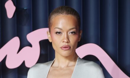 10 robes nues repérées sur le tapis rouge des Fashion Awards