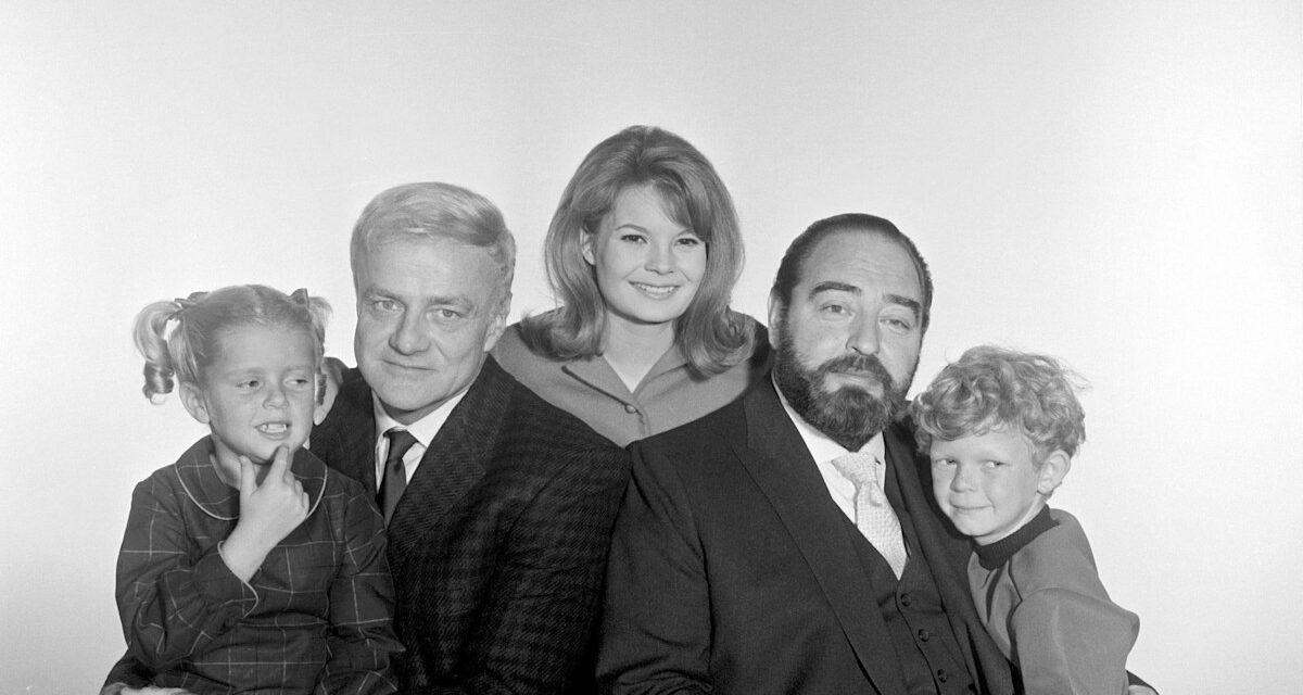 La star de la sitcom des années 60, 79 ans, est d&rsquo;humeur festive lors de sa première apparition après la mort tragique de son mari