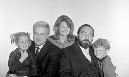 La star de la sitcom des années 60, 79 ans, est d&rsquo;humeur festive lors de sa première apparition après la mort tragique de son mari