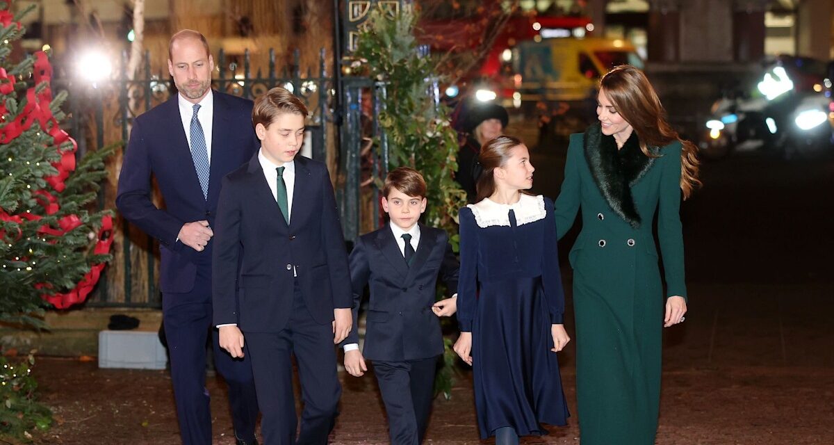 Le prince George, la princesse Charlotte et le prince Louis sont les parfaits assistants de Kate au service des fêtes de Noël.