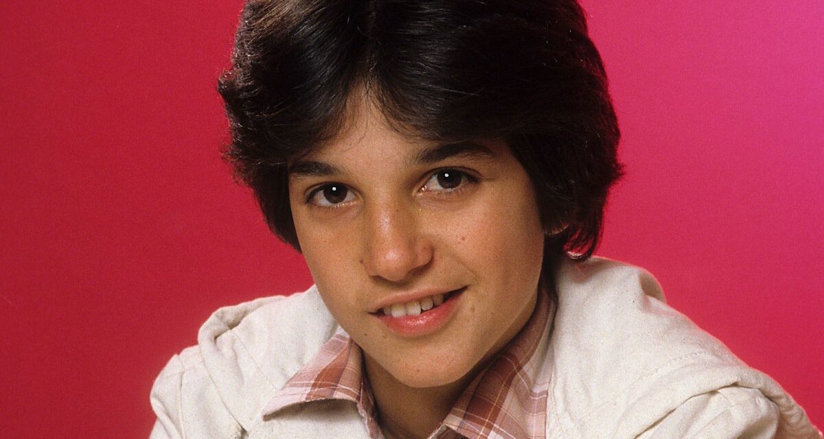 Karate Kid Ralph Macchio, 64 ans, a l&rsquo;air incroyablement jeune lors de la première à New York