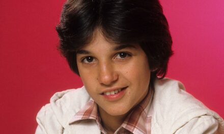 Karate Kid Ralph Macchio, 64 ans, a l&rsquo;air incroyablement jeune lors de la première à New York