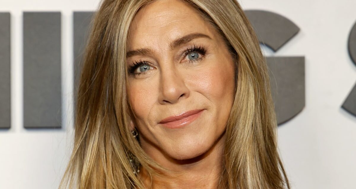 Jennifer Aniston, 56 ans, impressionne en bikini – et son petit ami Jim Curtis, 50 ans, réagit