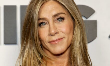Jennifer Aniston, 56 ans, impressionne en bikini – et son petit ami Jim Curtis, 50 ans, réagit