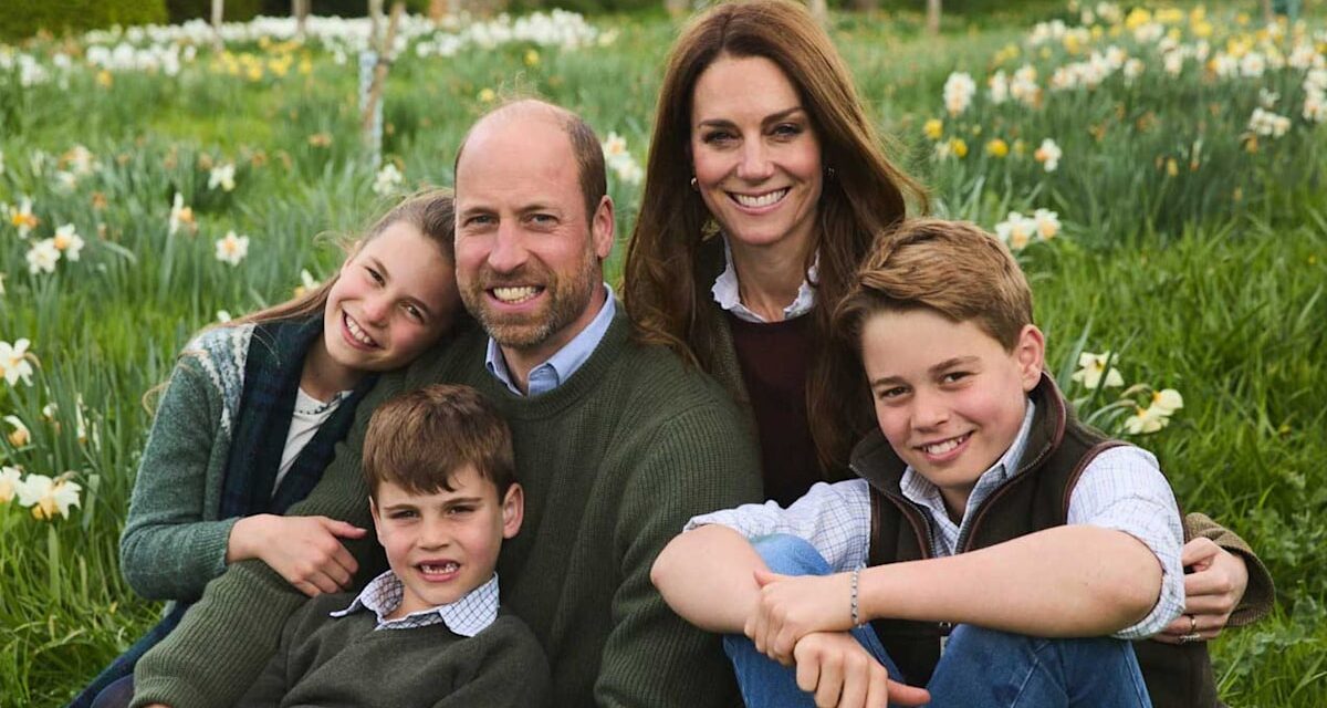 Le prince William et Kate Middleton câlinent leurs enfants sur une photo de famille inédite pour Noël 2025
