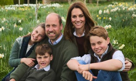 Le prince William et Kate Middleton câlinent leurs enfants sur une photo de famille inédite pour Noël 2025