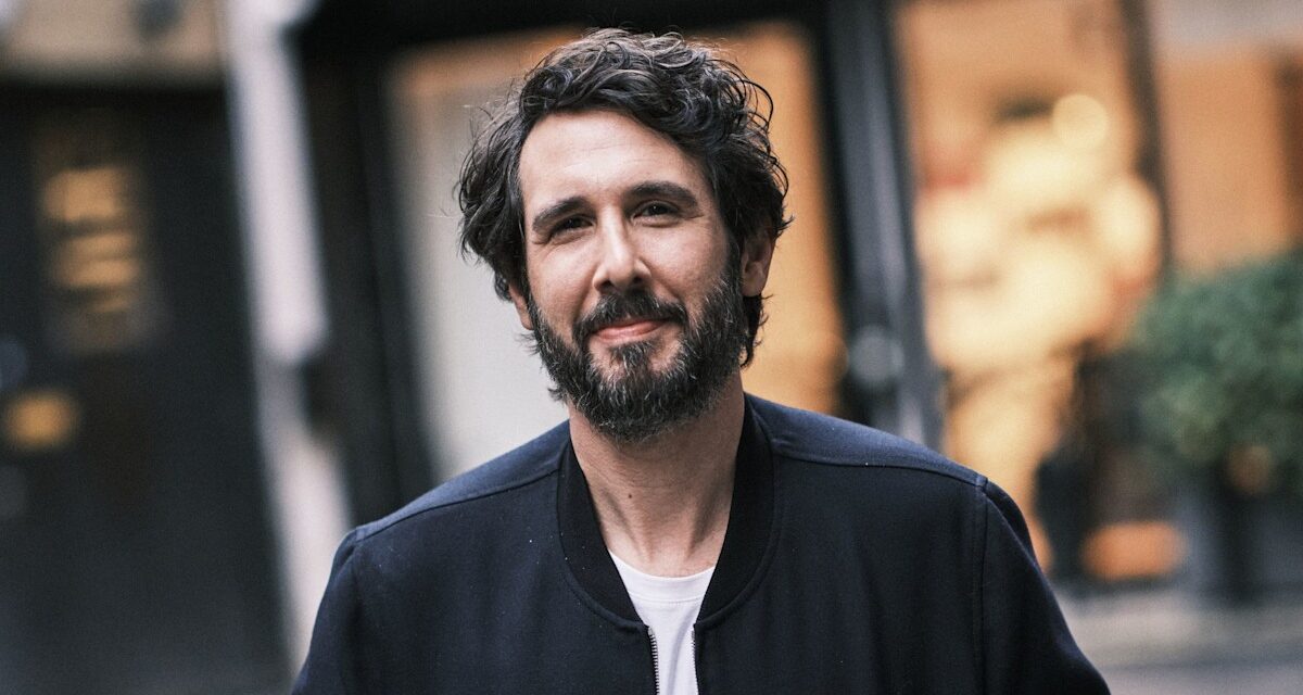 Le chanteur Josh Groban parle de sa rencontre avec le drôle King Charles : « Son humour est très sec » – exclusif