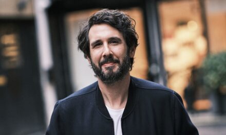 Le chanteur Josh Groban parle de sa rencontre avec le drôle King Charles : « Son humour est très sec » – exclusif