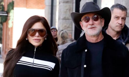 Jeff Bezos fait tourner les têtes avec un nouveau look alors que Lauren Sanchez double pour une Kardashian sur de nouvelles photos