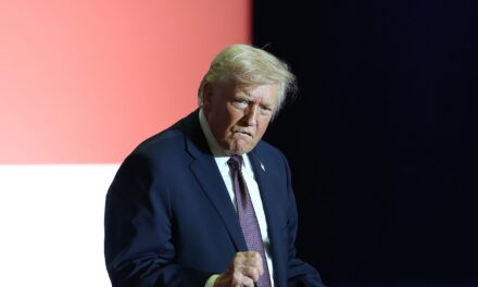 Le président Donald Trump décrit la « culotte parfaite » de sa femme Melania lors d&rsquo;un raid du FBI