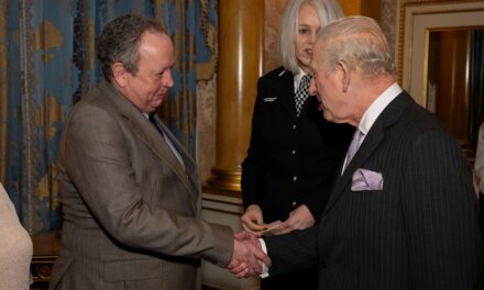 Le roi Charles rencontre les survivants du train poignardé à Huntingdon lors d&rsquo;un échange émouvant