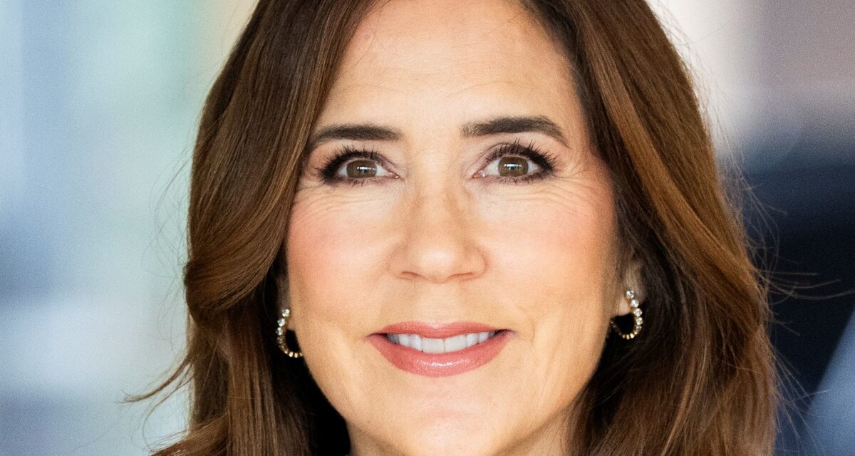 La reine Mary donne le coup d&rsquo;envoi de Noël sans un membre clé de sa famille – dans une robe de soirée ajustée et évasée