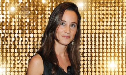 La mini-robe soyeuse de Pippa Middleton est l&rsquo;objectif ultime du style du réveillon du Nouvel An