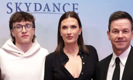 Rhea, l&rsquo;épouse de Mark Wahlberg, révèle le « geste doux » de la petite amie de son fils alors qu&rsquo;elle montre des photos de mannequin