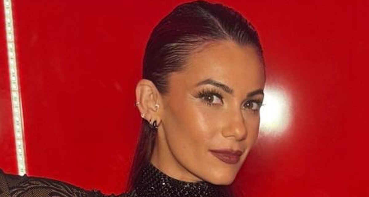 Dianne Buswell, enceinte, affiche un baby bump dans une combinaison transparente