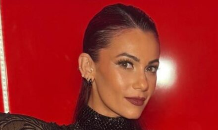 Dianne Buswell, enceinte, affiche un baby bump dans une combinaison transparente