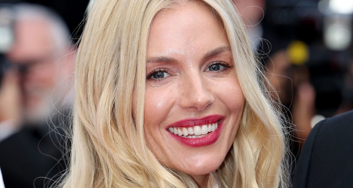 Sienna Miller, enceinte, montre son ventre épanoui dans une robe inattendue