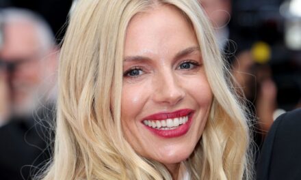 Sienna Miller, enceinte, montre son ventre épanoui dans une robe inattendue