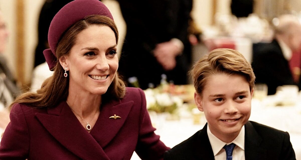Prince George est le « portrait craché » de maman Kate sur de nouvelles photos – voir l&rsquo;étrange comparaison des jours d&rsquo;école