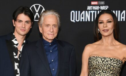 Michael Douglas et Catherine Zeta-Jones publient une déclaration suite au moment viral de leur fils