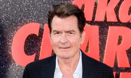 L&rsquo;ex-femme de Charlie Sheen exige 15 millions de dollars au milieu d&rsquo;une querelle concernant les enfants dans le cadre d&rsquo;un nouveau dossier judiciaire