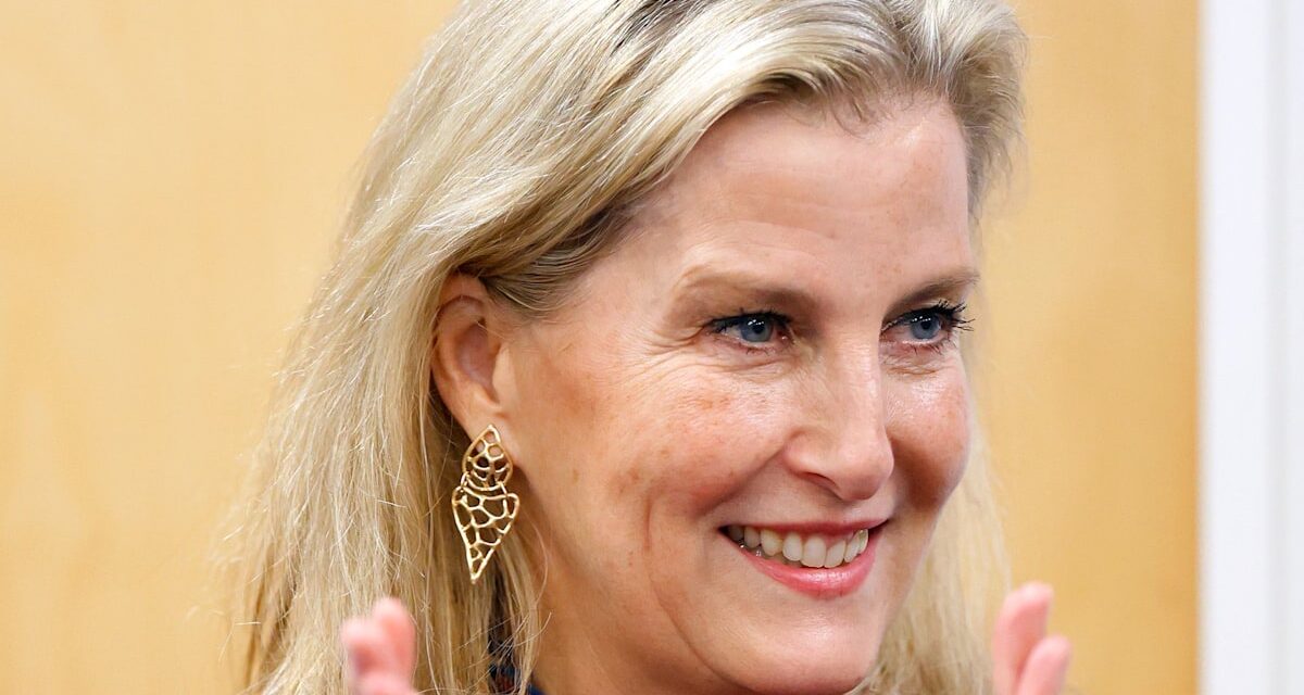 La duchesse Sophie présente une robe écarlate cintrant la taille – qu&rsquo;elle possède en 5 couleurs