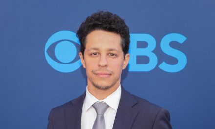 La star de Matlock licenciée fait son retour sur les réseaux sociaux sur une nouvelle photo de famille après des allégations d&rsquo;agression sexuelle