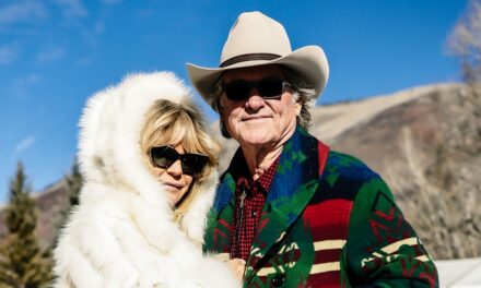 Goldie Hawn respire le chic hivernal dans un manteau de fourrure blanc pour un rendez-vous à Aspen avec Kurt Russell