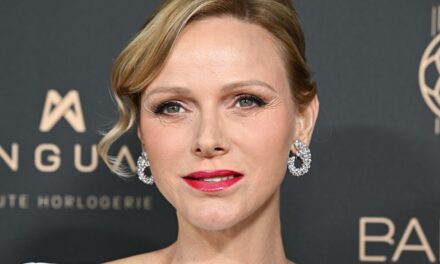 La princesse Charlene éblouit dans un pantalon en cuir qui allonge les jambes