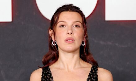 Millie Bobby Brown lance une bombe sur sa co-star alors qu&rsquo;elle révèle un nouveau nom – regardez