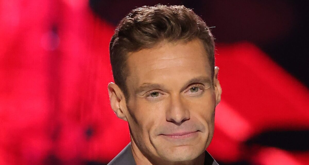 Ryan Seacrest « s&rsquo;imprègne des moments » avant le premier Noël doux-amer et le 51e anniversaire depuis la mort de son père — photos