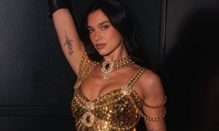 Dua Lipa éblouit dans un body en cristal époustouflant et des résilles punk