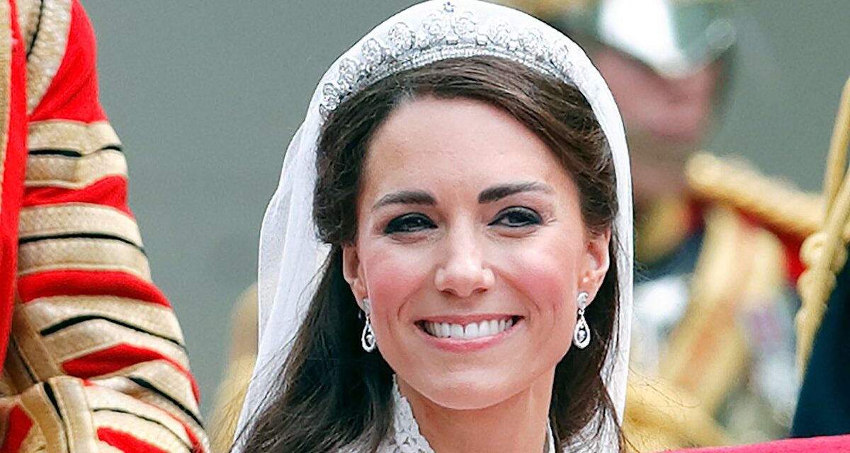 La créatrice de la robe de mariée de Kate Middleton remporte un prix prestigieux aux Fashion Awards 2025