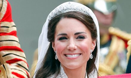 La créatrice de la robe de mariée de Kate Middleton remporte un prix prestigieux aux Fashion Awards 2025