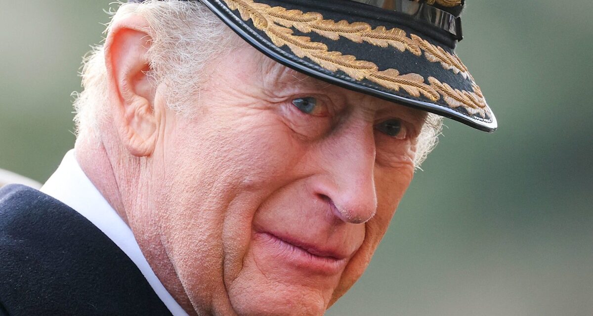 Le roi Charles visite son ancienne école navale avant les vacances de Noël