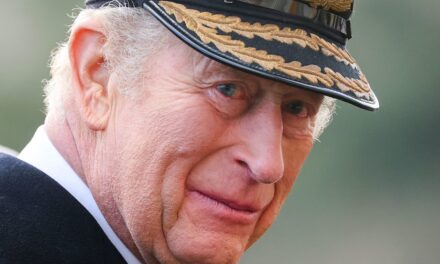 Le roi Charles visite son ancienne école navale avant les vacances de Noël